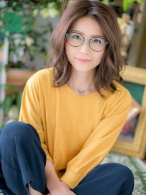 大人かわいい小顔センターパート波巻きミディ　アッシュオリーブ