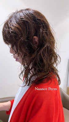 オリーブベージュにミディアムニュアンスパーマ