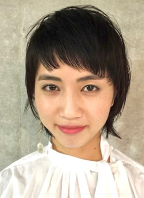 ショートバング個性的なザクザク短め前髪のウルフスタイル