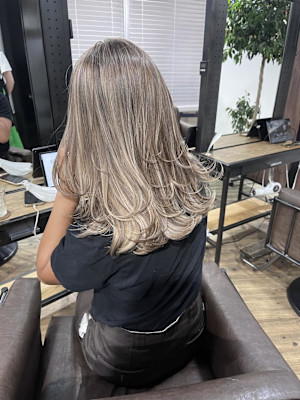 外国人風バレイヤージュ　ハイライトカラー　アッシュベージュ