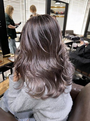 外国人風バレイヤージュ　ハイライトカラー　アッシュベージュ