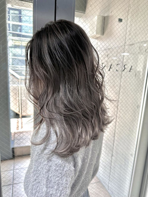 外国人風バレイヤージュ　ハイライトカラー　アッシュベージュ