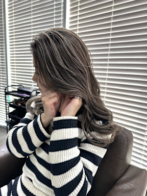 外国人風バレイヤージュ　ハイライトカラー　アッシュベージュ