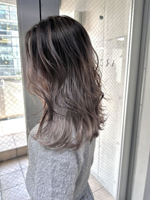 外国人風バレイヤージュ　ハイライトカラー　アッシュベージュ
