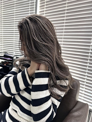 外国人風バレイヤージュ　ハイライトカラー　アッシュベージュ