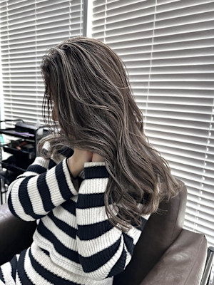 外国人風バレイヤージュ　ハイライトカラー　アッシュベージュ