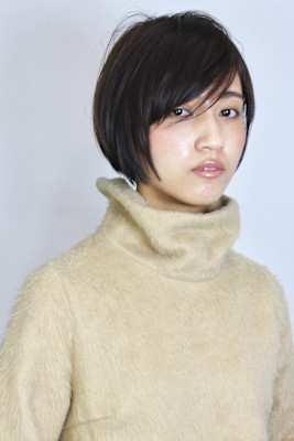 前髪長めでシースルーなメンズライク前下がり大人ショートカット