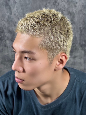 本田圭佑風金髪ショートモヒカン