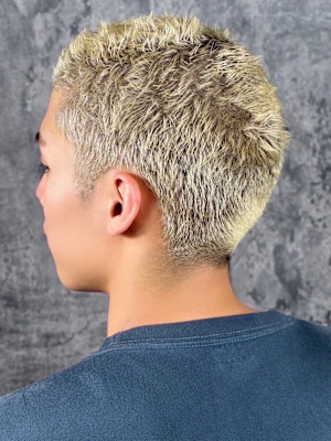 本田圭佑風金髪ショートモヒカン