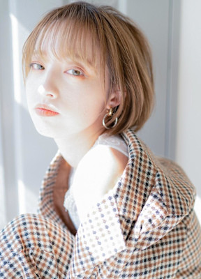 美髪ショートカットショートボブミルクティーベージュカラー前髪