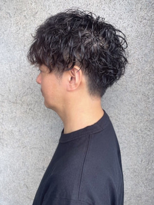 スパイラルパーマ　刈り上げマッシュ　メンズカジュアル