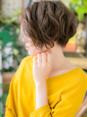 アンニュイ顔…前下がりくせ毛風エアリーボブ　アースカラー