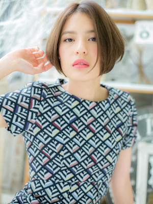 前下がりボブ小顔くせ毛風大人センターパート　ヘルシースタイル