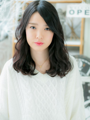 黒髪ツヤ感★ふんわりラフウェーブ　斜めバング