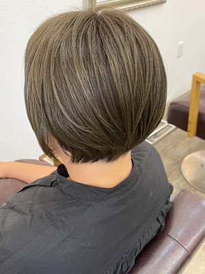 前下がりショートボブ透明感のあるオリーブベージュ