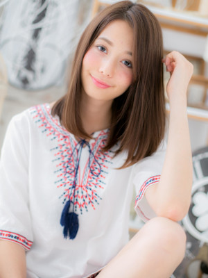 アシンメトリー艶カラー大人かわいい前下がり　グレージュカラー