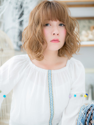 大人可愛いハイライトカラーくせ毛風小顔ボブ　ハイトーンカラー