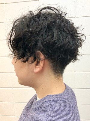 お手入れ簡単センターパート前下がり無造作クセ毛風メンズパーマ