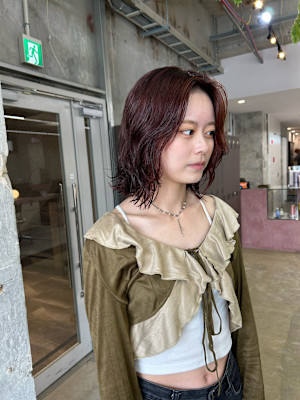 レイヤーたっぷりミディアムパーマ×ワインレッド