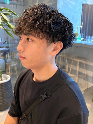 ツイストスパイラルパーマ　束感　メンズショート　メンズパーマ