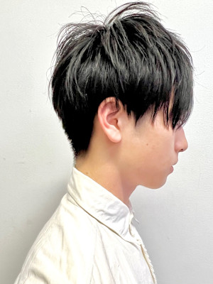 ザクザク毛束感・無造作な動きの前下がりメンズショート髪型