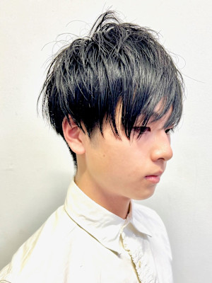 ザクザク毛束感・無造作動きの前下がりメンズショートウルフ髪型