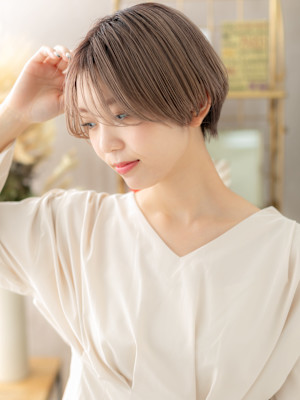 グレーベージュ外国人風前下がり丸みショート　ハイトーンカラー