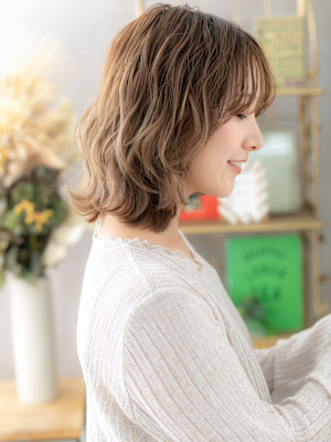 くせ毛風ラフカール透け感ミディアムウルフ　シルキーベージュ