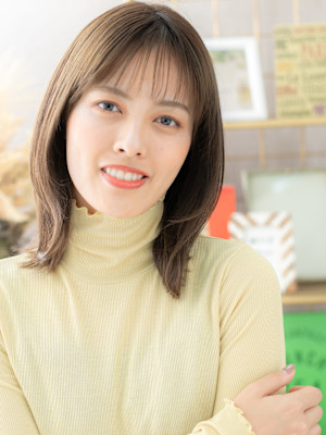 シースルーバングカーキベージュ小顔ミディ　グレーベージュ