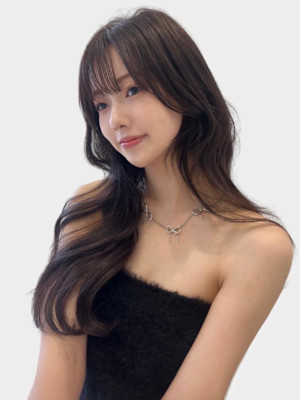 トレンドの暗髪×盛れる顔まわりカット