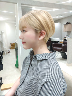 ケアブリーチで作るショートスタイルです。