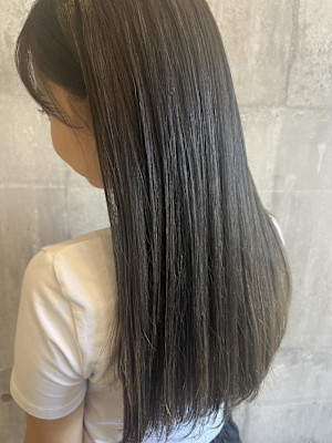 巻き髪とストレートで楽しむハイライト