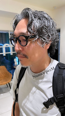 渋カッコいい大人の白髪とパーマスタイル