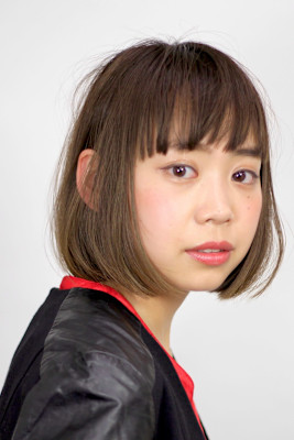 ヌケ感のあるラフな動きの大人可愛い重軽切りっぱなしボブ