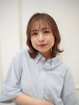 外ハネミディアムヘア