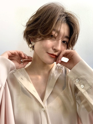 ハンサムショート　センターパート　顔周りカット　透明感カラー