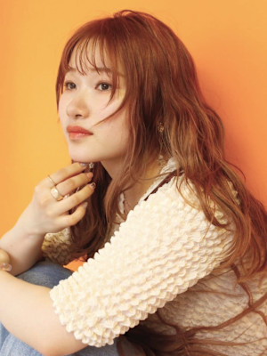 顔周りレイヤー ウェーブ巻きアレンジ ベージュカラー