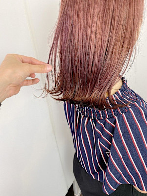 ベビーピンク　切りっぱなしミディアム外ハネボブ