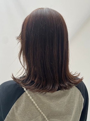 グレージュ 外ハネミディアム 顔周りレイヤー 艶感