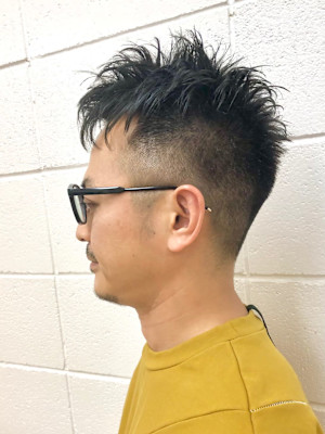 大人メンズ個性的な髪型ツーブロックモヒカンショートカット