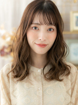 大人フェミニンくせ毛風カールゆるふわミディ　ニュアンスカラー