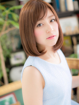 斜めバング大人ハイライト小顔前下がりボブ　グレーベージュ