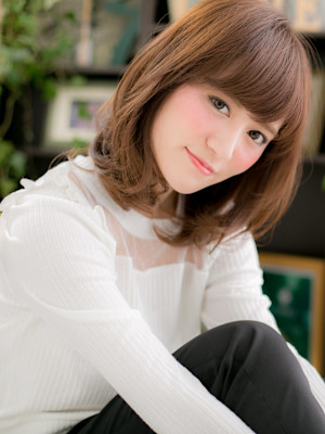 大人ガーリー斜めバングストカールくびれヘア　カーキベージュ