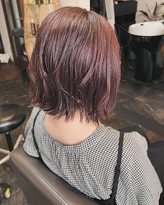 ピンクシルバーでカラーリング、外ハネボブ