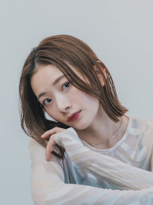 グレーベージュ大人ナチュラル外ハネ結べるショートボブ長め前髪