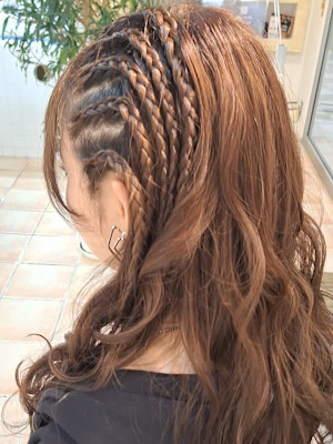 編み込みヘアアレンジ