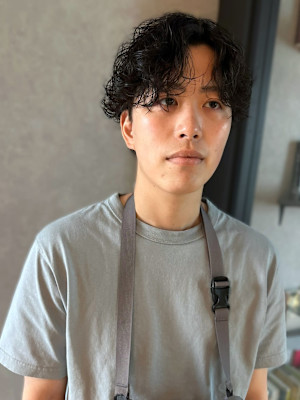 スパイラルパーマ　センターパート　メンズパーマ　メンズカット