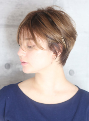 40代デザインカラーオリーブベージュ小顔レイヤーショート