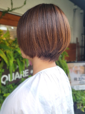 30代40代　ショートボブ　ブラウンカラー　丸みボブ　艶感