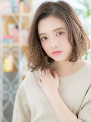 ミルクベージュで大人なワンレンボブ